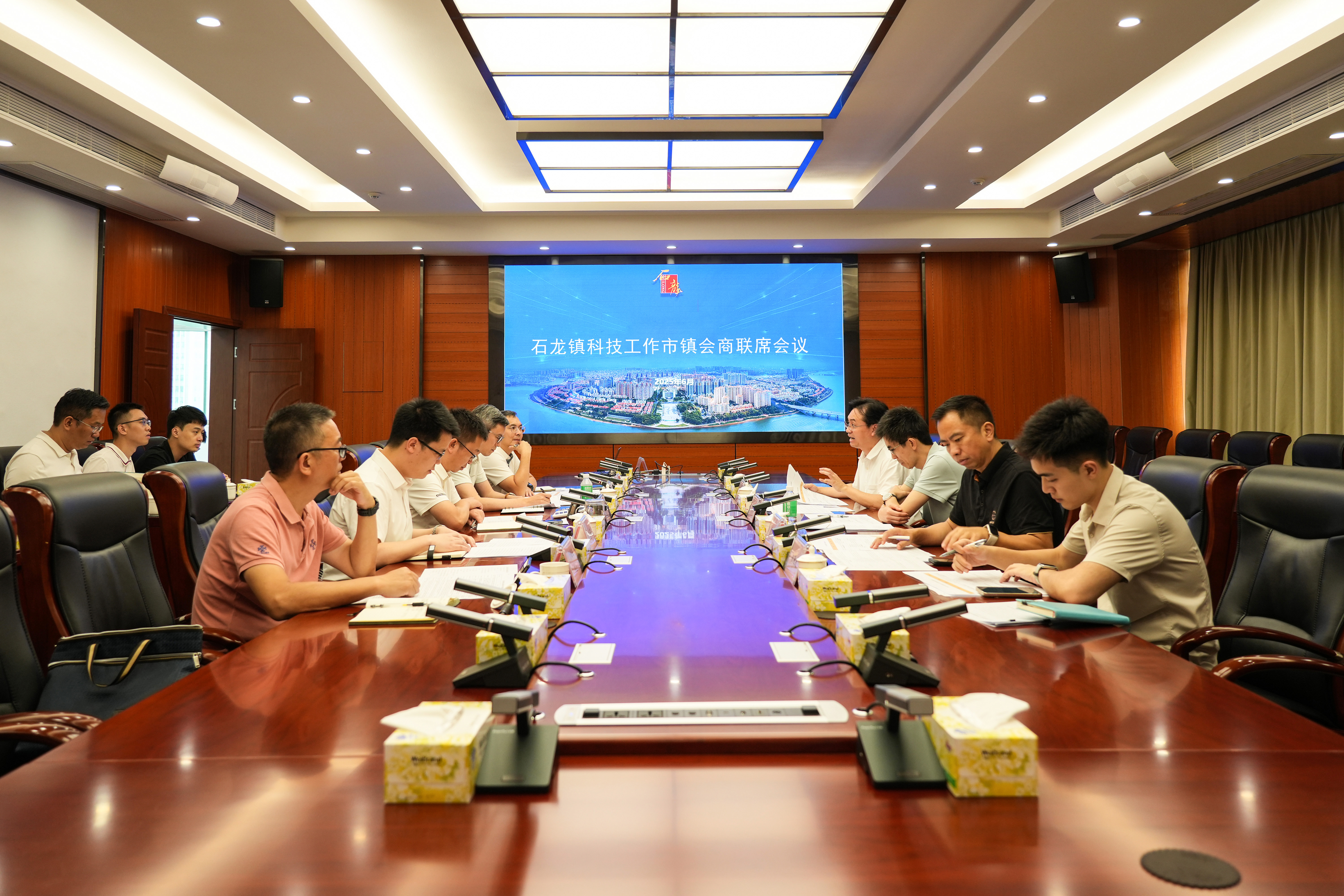 正规博彩平台与石龙镇召开科技工作市镇会商联席会议
